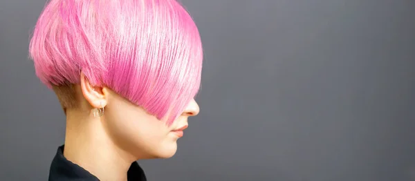 ピンクのボブの髪型と若い白人女性のプロフィール写真グレーの背景に隔離された コピースペース — ストック写真
