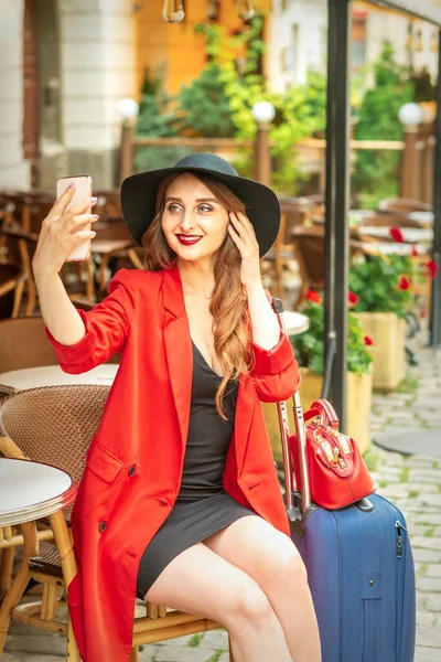 Turistická Mladá Běloška Červené Bundě Černém Klobouku Kufříkem Selfie Ulici — Stock fotografie