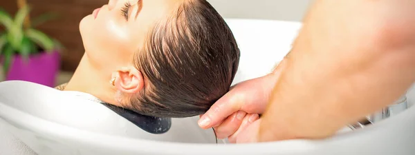 Male Hairdresser Washing Hair Sink Female Client Making Hairstyling Beauty — Stock Photo, Image