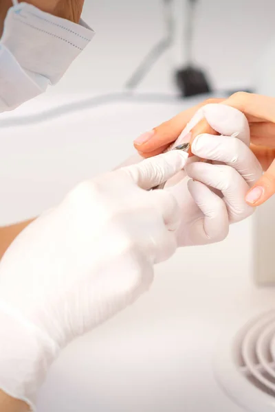 Vicino Padrone Manicure Con Pinza Manicure Taglia Cuticole Unghie Femminili — Foto Stock