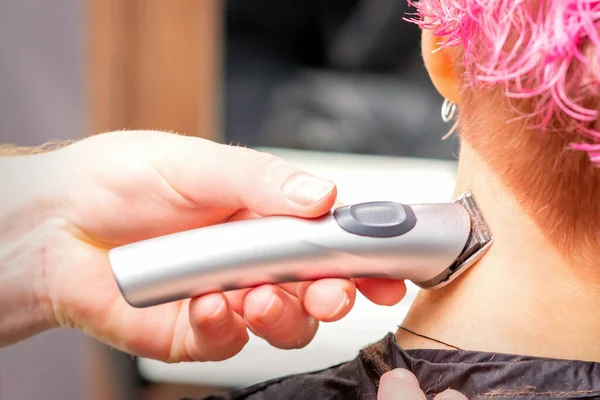 Back View Hairdresser Hand Shaving Nape Neck Electric Trimmer Young — Stock Photo, Image