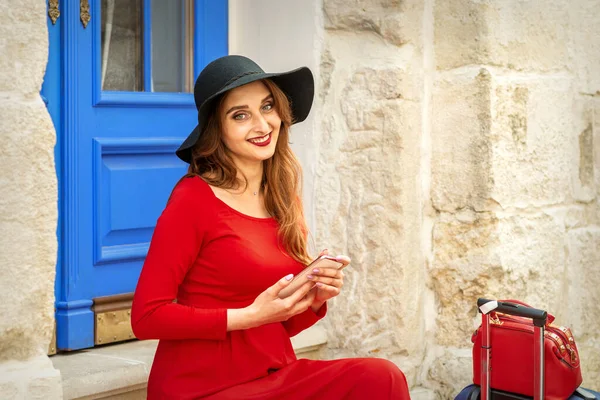 Retrato Turista Jovem Caucasiana Vestido Longo Vermelho Chapéu Preto Com — Fotografia de Stock