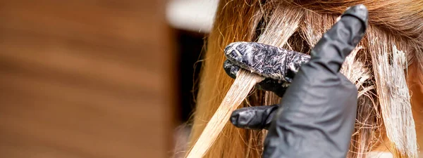 Vista Posterior Cerca Las Manos Peluquería Con Guantes Aplicando Tinte — Foto de Stock