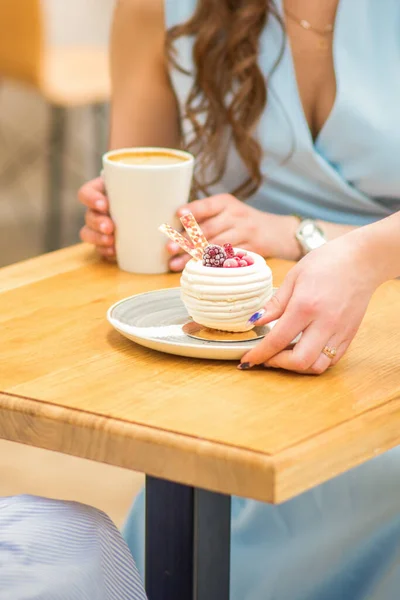 Mão Garçonete Coloca Pedaço Cupcake Mesa Café Mão Mulher Está — Fotografia de Stock