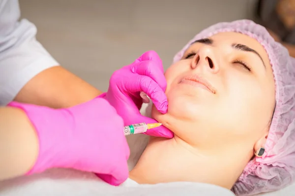 Kosmetolog Provádí Lipolytickou Injekci Bradu Mladé Ženy Proti Dvojité Bradě — Stock fotografie