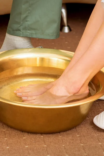 Pieds Féminins Dans Bol Doré Avec Eau Dans Salon Spa — Photo