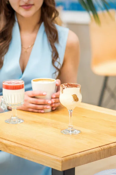 Manos Una Joven Sosteniendo Una Taza Café Con Diferentes Cócteles — Foto de Stock