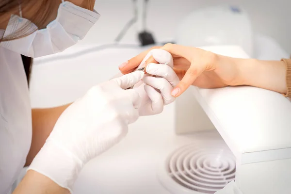 Close Van Manicure Meester Met Manicure Nipper Snijdt Nagelriemen Van — Stockfoto