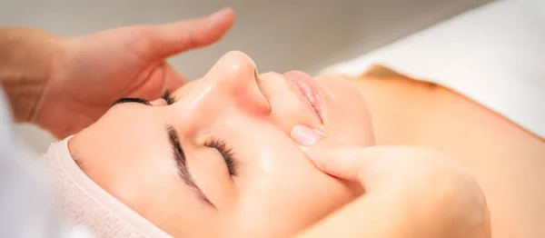 Esteticista Haciendo Masaje Facial Drenaje Linfático Masaje Lifting Facial Salón — Foto de Stock