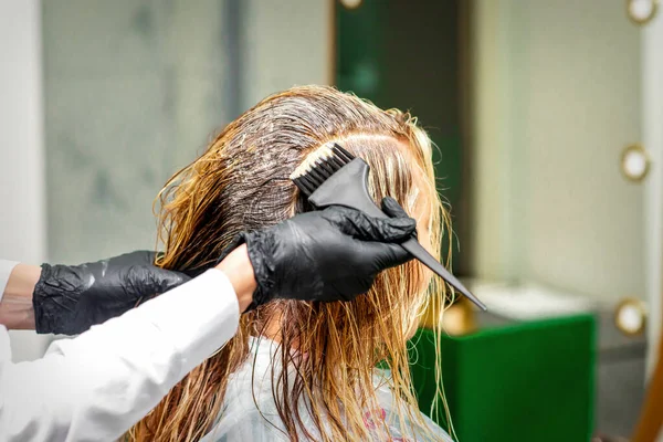 Hand Hairdresser Black Gloves Applying Dye Female Hair Beauty Salon — Stock Photo, Image