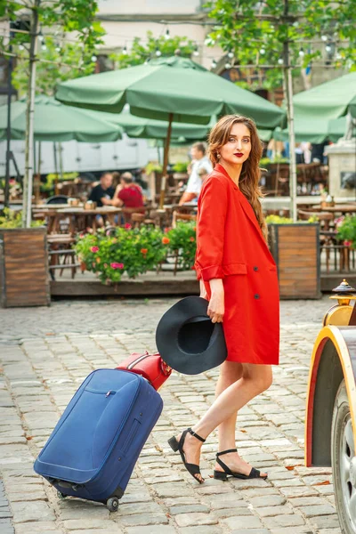 Туристичний Бізнес Молода Жінка Красивій Червоній Куртці Тягне Валізу Міській — стокове фото