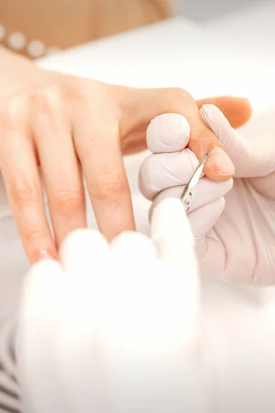 Close Van Manicure Meester Met Manicure Schaar Verwijdert Nagelriemen Van — Stockfoto