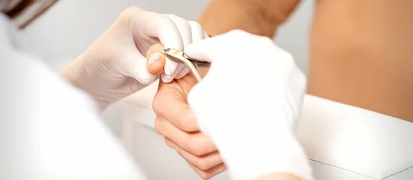 Zbliżenie Manicure Master Manicure Nipper Tnie Naskórek Żeńskich Paznokci Salonie — Zdjęcie stockowe