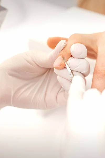Zbliżenie Manicure Master Nożyczkami Manicure Usuwa Naskórek Żeńskich Paznokci Salonie — Zdjęcie stockowe