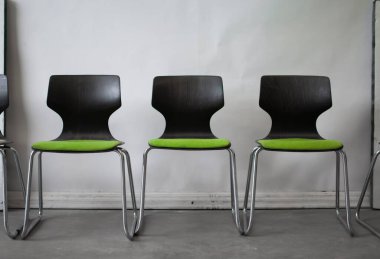 Londra 'daki Maltby Caddesi Market' te üç sıra yeşil sandalye..