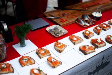Tütsülenmiş somon, Londra 'daki Maltby Caddesi Market' te satılığa çıkarıldı..