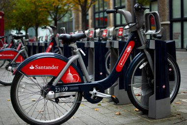 Şehrin bisiklet paylaşım sisteminin bir parçası olarak Londra caddesine kenetlenmiş kiralık bir Santander marka bisiklet..
