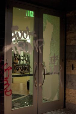 Oakland şehir merkezindeki bir Köprü Bankası şubesi, 9 Kasım 2016 'da Başkan Donald Trump' ın seçilmesi üzerine düzenlenen protestolar sırasında tahrip edildi..