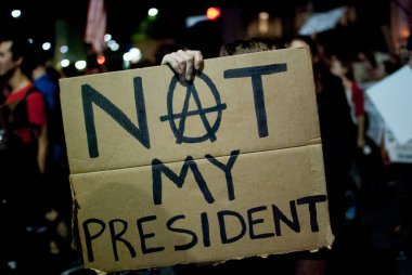 9 Kasım 2016 'da Donald Trump' ın seçilmesine karşı düzenlenen protestolarda bir protestocu üzerinde 