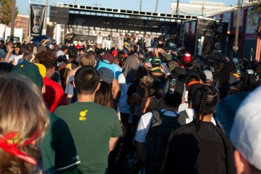 1 Eylül 2014 'te Oakland, Kaliforniya' daki Hiero Day hip-hop festivalindeki kalabalık.