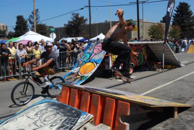 Hiyeroglifler tarafından 1 Eylül 2014 'te Batı Oakland, Kaliforniya' da düzenlenen Hiyeroglifler Festivali 'nde kaykaycılar ve motosiklet sürücüleri.