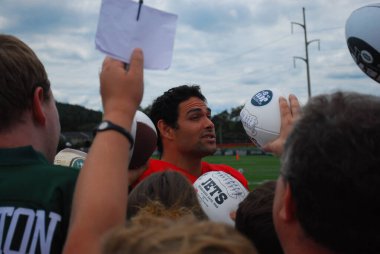 Cortland, New York - 6 Ağustos 2012: New York Jets 'in oyun kurucusu Mark Sanchez, 6 Ağustos 2012' de SUNY Cortland 'daki takım tesisinde yapılan bir çalışmadan sonra imza topladı..