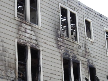 Oakland, California - 26 Nisan 2017: 4 kişinin öldüğü yangından bir yıl sonra 2551 San Pablo Bulvarı 'ndaki yanan bir rehabilitasyon merkezinde yangın hasarı.