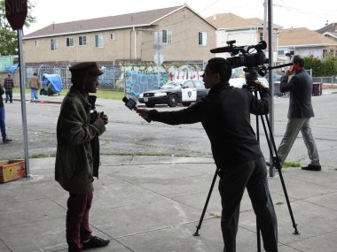 Oakland, California - 2 Mayıs 2017: CBS San Francisco muhabiri Da Lin, Peralta Caddesi 'ndeki evsiz kampında çıkan yangından bir gün sonra Batı Oakland' da bir evsizle röportaj yaptı..