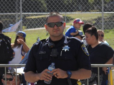 Oakland, California - 15 Haziran 2017 Oakland Polis Memuru Alexis Mejia Oakland 'daki Golden State Warriors zafer töreninde güvenlik sağlıyor..