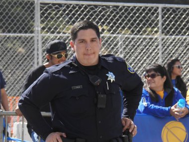 Oakland, California - 15 Haziran 2017 Oakland Polis Memuru Jacob Loredo Golden State Warriors zafer töreninin güvenliğini sağlıyor..
