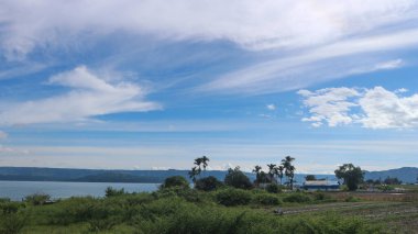 Kuzey Sumatra, Endonezya 'daki Toba Gölü' nün güzel mavi gökyüzü antik bir volkanik patlamadan kaynaklanır ve dünyanın en büyük volkanik gölüdür..