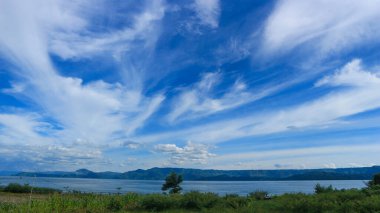 Kuzey Sumatra, Endonezya 'daki Toba Gölü' nün güzel mavi gökyüzü antik bir volkanik patlamadan kaynaklanır ve dünyanın en büyük volkanik gölüdür..