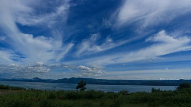 Kuzey Sumatra, Endonezya 'daki Toba Gölü' nün güzel mavi gökyüzü antik bir volkanik patlamadan kaynaklanır ve dünyanın en büyük volkanik gölüdür..