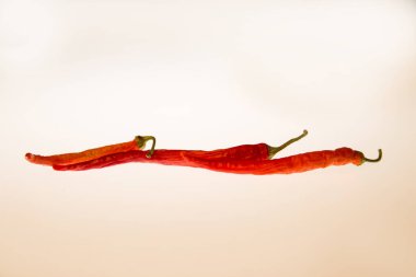 Beyaz izole arka planda kırmızı biber