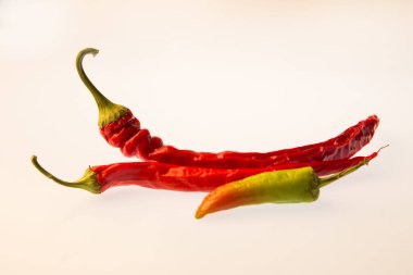 Beyaz izole arka planda kırmızı biber