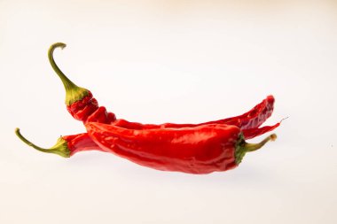 Beyaz izole arka planda kırmızı biber