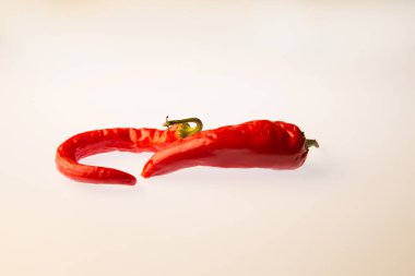 Beyaz izole arka planda kırmızı biber