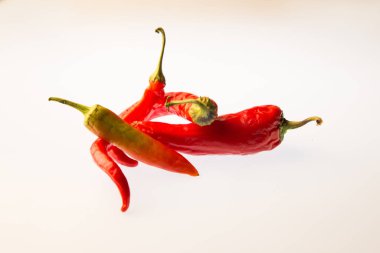 Beyaz izole arka planda kırmızı biber