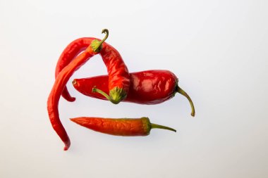 Beyaz izole arka planda kırmızı biber