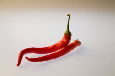 Beyaz izole arka planda kırmızı biber