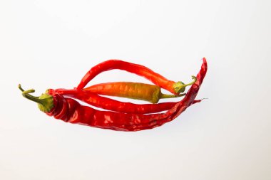 Beyaz izole arka planda kırmızı biber