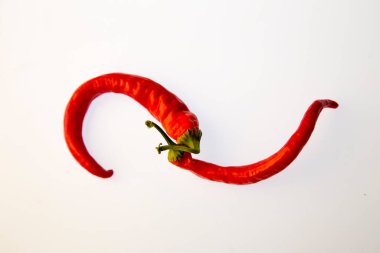 Beyaz izole arka planda kırmızı biber