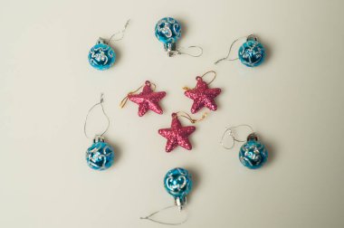 Beyaz arka planda bir Noel oyuncağı süslemesi