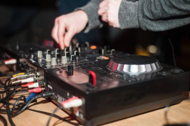 Parti makrosunda DJ denetleyici