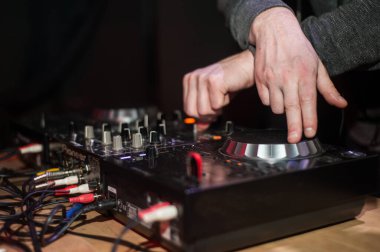 Parti makrosunda DJ denetleyici