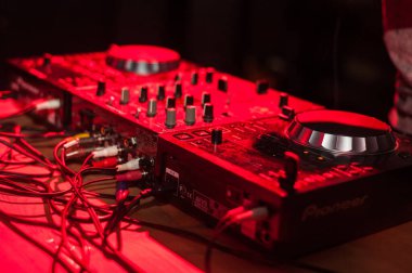 Parti makrosunda DJ denetleyici