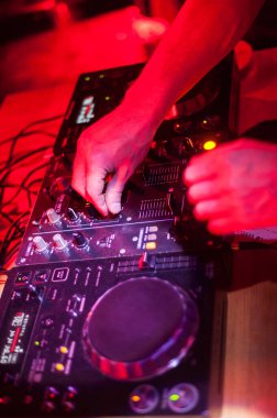 Parti makrosunda DJ denetleyici