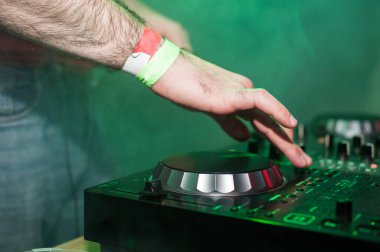 Parti makrosunda DJ denetleyici