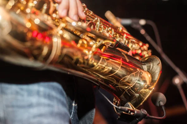 Lecteur Saxophone Dans Noir — Photo