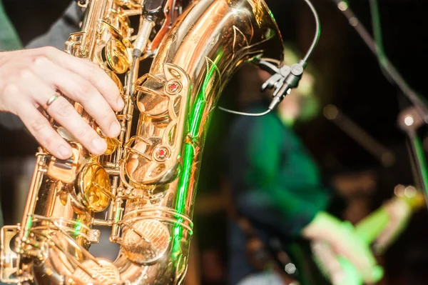 Lecteur Saxophone Dans Noir — Photo